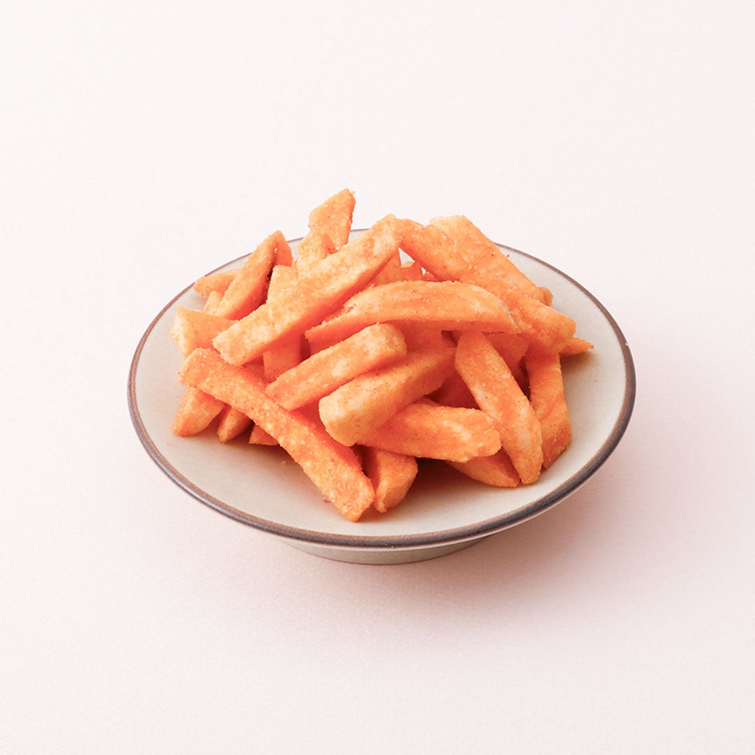 We have prepared a lineup of new products including the Thick Cut Menta Cheese Potato Chips for ¥378 (tax included), and the Menta Mayo Ika Tempura for ¥486 (tax included). In addition, last year's popular items such as the Nuri Pan Menta Toast for ¥432 (tax included), Menta Takana for ¥432 (tax included), Menta Dashi Chazuke for ¥432 (tax included), and Rich Menta Cream Risotto for ¥410 (tax included) are available. Other featured snacks include Menta Potato Sticks for ¥378 (tax included), Yuzu Menta Mayo Snack for ¥378 (tax included), and Menta Uzura for ¥540 (tax included).