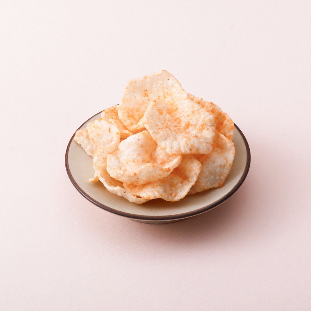 We have prepared a lineup of new products including the Thick Cut Mentaiko Cheese Potato Chips for ¥378 (tax included), as well as the Mentaiko Mayo Ika Tempura for ¥486 (tax included). In addition, last year's popular items such as the Nuri Pan Mentaiko Toast for ¥432 (tax included), Mentaiko Takana for ¥432 (tax included), and Yuzu Mentaiko Mayo Snack for ¥378 (tax included) are available. Other menu items include Mentaiko Takana Spicy Rice Seasoning for ¥432 (tax included), Mentaiko Dashi Chazuke for ¥432 (tax included), Rich Mentaiko Cream Risotto for ¥410 (tax included), and Spicy Mentaiko Monja for ¥518 (tax included). Snacks like Mentaiko Butter Popcorn and Mentaiko Potato Sticks are priced at ¥378 (tax included) each, along with Yuzu Mentaiko Mayo Snack at ¥378 (tax included), and Yaki Mentaiko Snack at ¥378 (tax included). The Mentaiko Cheese Okaki is also available for ¥378 (tax included). Additionally, the collaboration commemorates the launch of freshly made Mentai Kiriko (Silk Box) 150g at Harajuku main store for ¥1,836 (tax included).