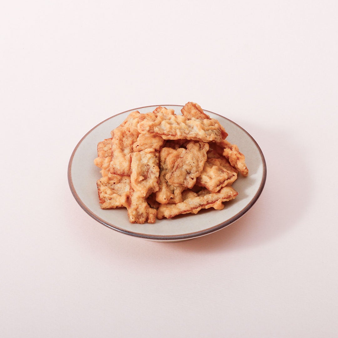 We have prepared a lineup of new products including the Thick Cut Menta Cheese Potato Chips for ¥378 (tax included), and the Menta Mayo Ika Tempura for ¥486 (tax included). In addition, last year's popular items such as the Nuri Pan Menta Toast for ¥432 (tax included), Menta Takana for ¥432 (tax included), and Menta Dashi Chazuke for ¥432 (tax included) are also available. Other menu items include the Rich Menta Cream Risotto for ¥410 (tax included), Spicy Menta Monja for ¥518 (tax included), and various snacks like Menta Potato Sticks for ¥378 (tax included), Yuzu Menta Mayo Snack for ¥378 (tax included), and Menta Topping Snacks such as Menta Uzura for ¥540 (tax included). Additionally, the collaboration commemorates the launch of freshly made Mentai Kiriko (Silk Box) 150g at Harajuku main store for ¥1,836 (tax included).