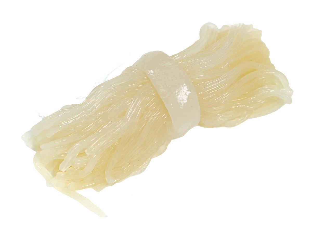 ■Ajimi Shimi Shirataki — ¥112 (tax included ¥120.96). Available nationwide. The three shirataki noodles are combined into one to increase surface area, allowing better absorption of the broth, with a rich flavor of kelp and bonito.