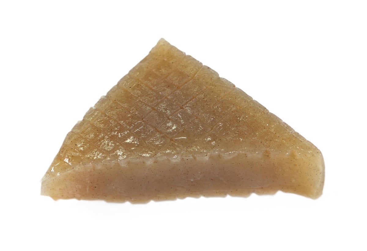 ■Ajimi Shimi Konnyaku — ¥121 (tax included ¥130.68). Available nationwide. Features cuts on the surface and a firm texture that absorbs flavors deeply, resulting in a chewy and flavorful konnyaku.