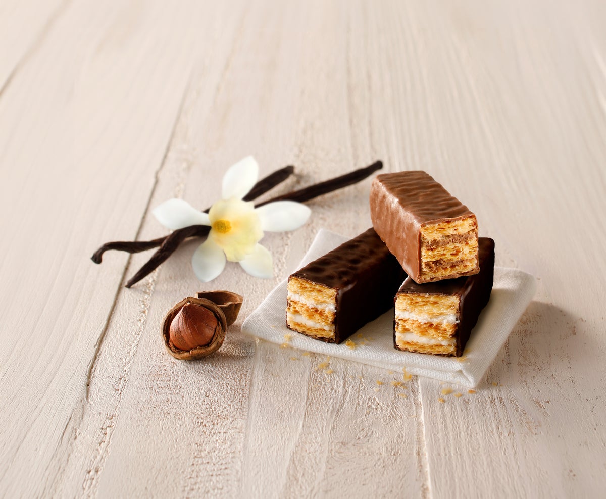 MILLE FEUILLE (Mille-feuille) is a seasonal dessert for autumn and winter, featuring crispy pastry made with 100% butter, layered with rich cream, and wrapped in decadent chocolate.