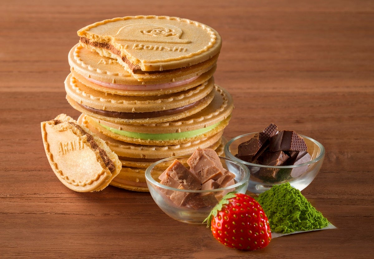 KUKKIA is a creative cookie that combines thin-baked cookies and gaufrette with whipped chocolate, offering a crispy texture with three layers of flavor.