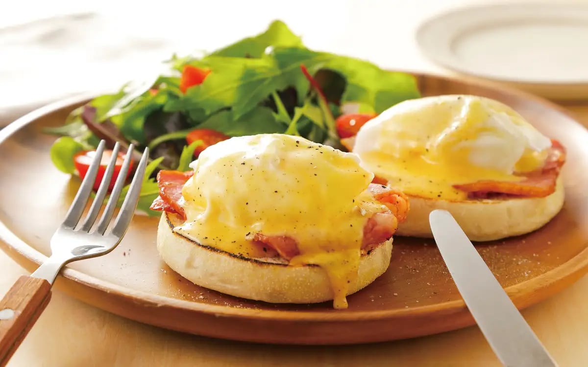 Store Name: Rose Garden — Egg Benedict, Pasta, and Pancakes. Serving popular American dishes. With a variety of cakes, you can enjoy a relaxing time with coffee or tea. Suitable for family, friends, or couples, in various scenes.