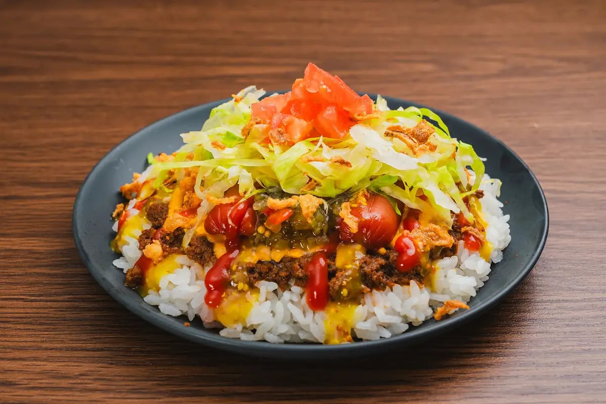Store Name: Ruler's TACORICE — Made in Okinawa. A fast-food chain specializing in taco rice. Enjoy various types of taco rice that you can't find elsewhere. Multiple combo options and a variety of side menus. Creating a fun space through food and entertainment, providing a gathering place for everyone.
