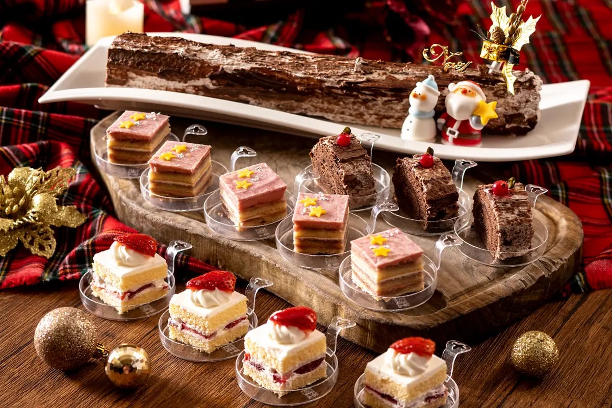 All Day Dining Casa's Christmas Dinner Buffet — ¥27,830 (tax included) includes lunch or dinner menus.