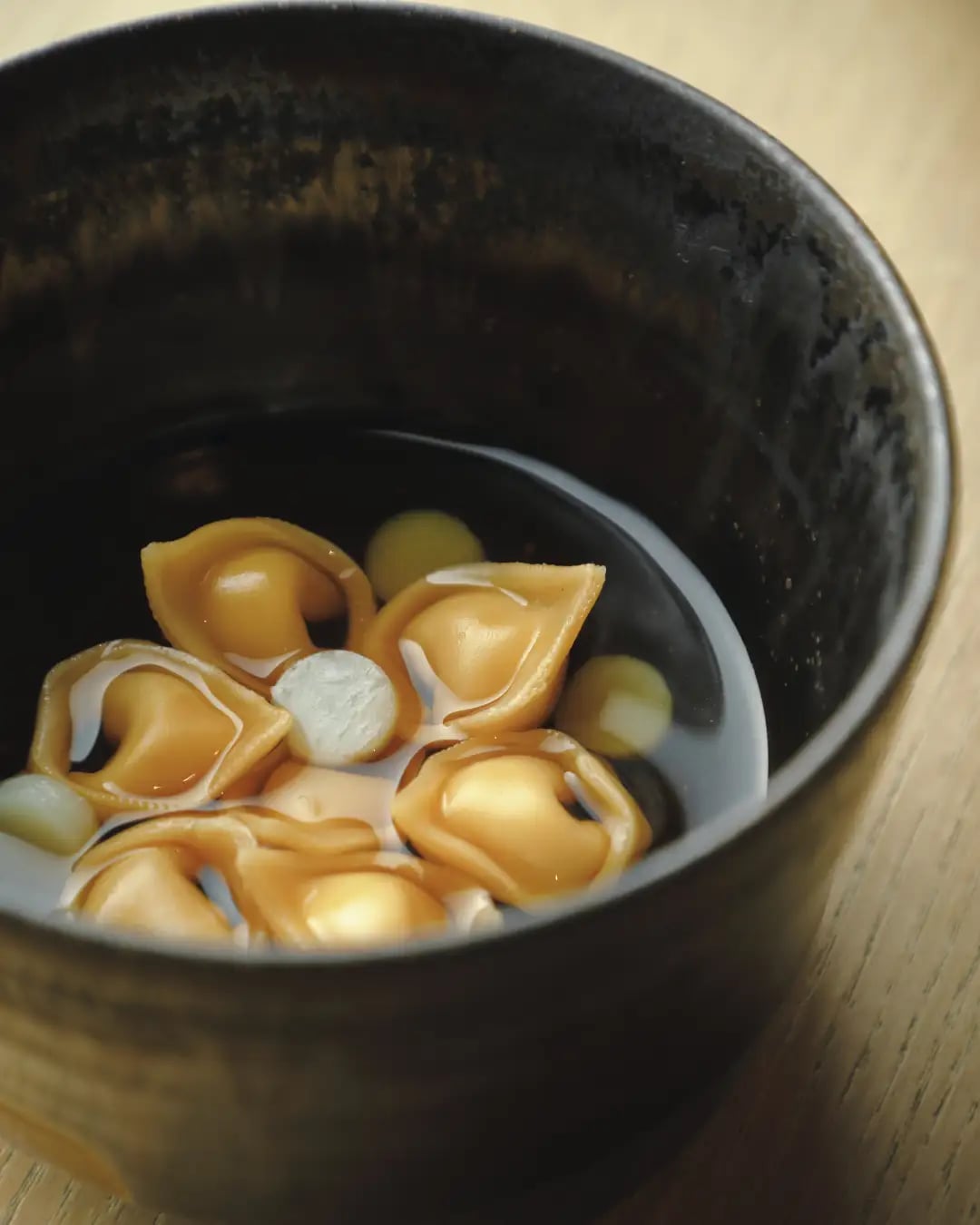 Tortellini with double consomme that enhances the flavor of Kyoto red land chicken.