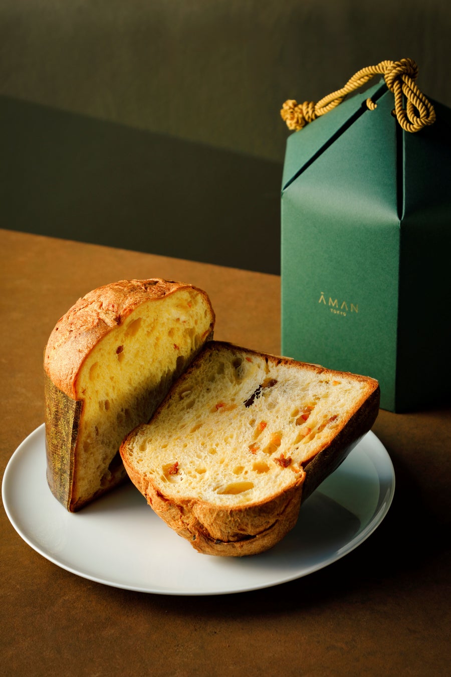 From Italian restaurant 'Alva', enjoy the traditional Italian fermented cake 'Aman Tokyo Panettone 2026'. Crafted with natural yeast 'Lievito Madre' over three days, it features rich aroma, moist texture, gentle acidity, and long shelf life. Made with Italian wheat, high-quality eggs, and honey from Marunouchi Honey Project, with dried fruits soaked in Marsala wine for a deep flavor. Perfect for holiday gatherings and New Year celebrations.