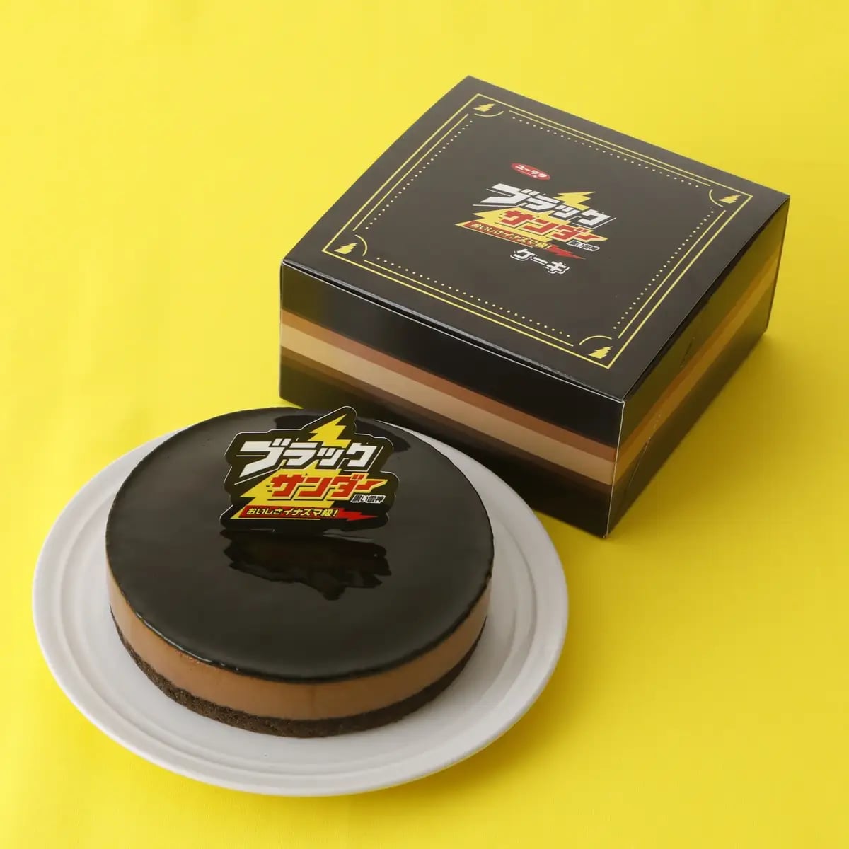Black Thunder Cake is a limited-edition dessert exclusive to Yuraku Seika's official online shop and directly operated stores, capturing the crunchy texture of 'Black Thunder' in a whole cake. Composed of six layers, it features a crunchy biscuit base, smooth ganache, and two types of mousse, offering a delightful melt-in-the-mouth experience. Perfect as a festive Christmas dessert, for parties with family and friends, or as a thoughtful gift, it is shipped frozen so you can enjoy it anywhere in Japan. Simply thaw at your convenience and savor at home.