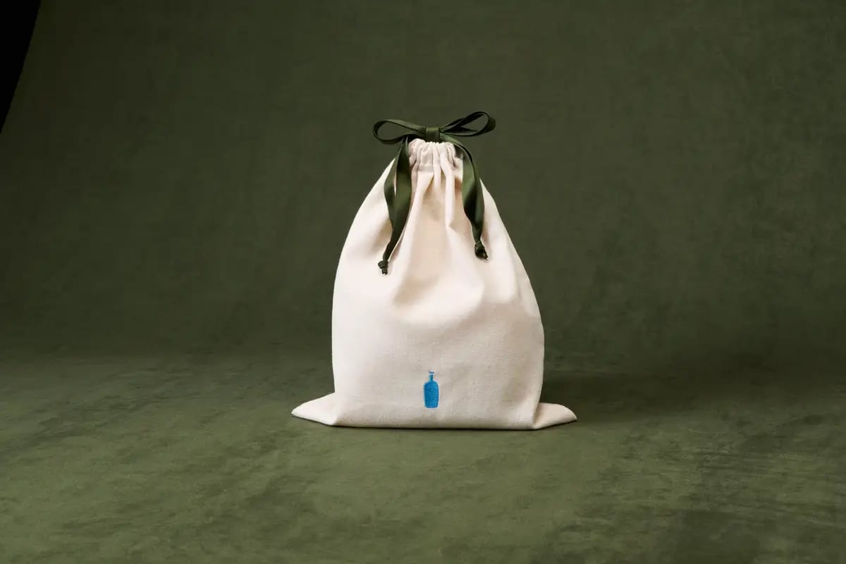 Holiday Gift Bag — ¥600 (tax included) During the holiday season, a limited-edition gift bag is available at all Blue Bottle Coffee cafes nationwide. Made from soft-textured, sturdy fabric, it features a Winter Matsu Green ribbon. The bag is embroidered with the bottle logo, adding a touch of luxury. Perfect for heartfelt gifts to loved ones, please take advantage of this special item. *Not sold separately.