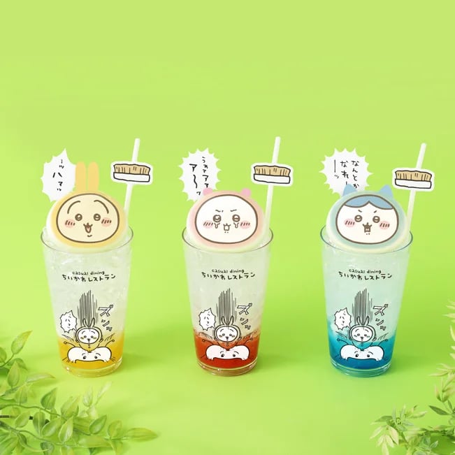 Somehow a huge boss-battle victory! Cream sodas — ¥1,320 (tax included) each. This cream soda recreates Chiikawa, Hachiware, and Usagi dressed in pajamas from a big defeat scene at Mucha Fest. Attack with a broom! Chiikawa: strawberry-based soda; Hachiware: blue curaçao-based soda; Usagi: mango-based soda. Picks and straw tags are available to take home. Tumblers are sold at the official EC and Chiikawa restaurant goods shop.