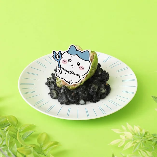 Hachiware stuffed bell pepper — ¥880 (tax included). Finished dish features lava-looking potato salad with a stuffed bell pepper representing Hachiware… will it escape?! The original plate is sold at the official EC and Chiikawa restaurant goods shop.