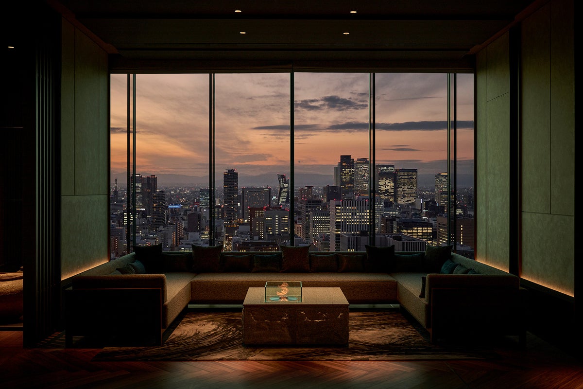Location: Nagoya-shi Naka-ku Sakae 4-1-1 Chunichi Building, 246 rooms, Facilities include: 3 restaurants, bar, tea lounge, sauna, gym Access: Direct underground connection from Sakae Station on Nagoya Municipal Subway Higashiyama and Meijo Lines, Sakaemachi Station on Meitetsu Seto Line. URL: https://www.royalparkhotels.co.jp/ic/nagoya/
