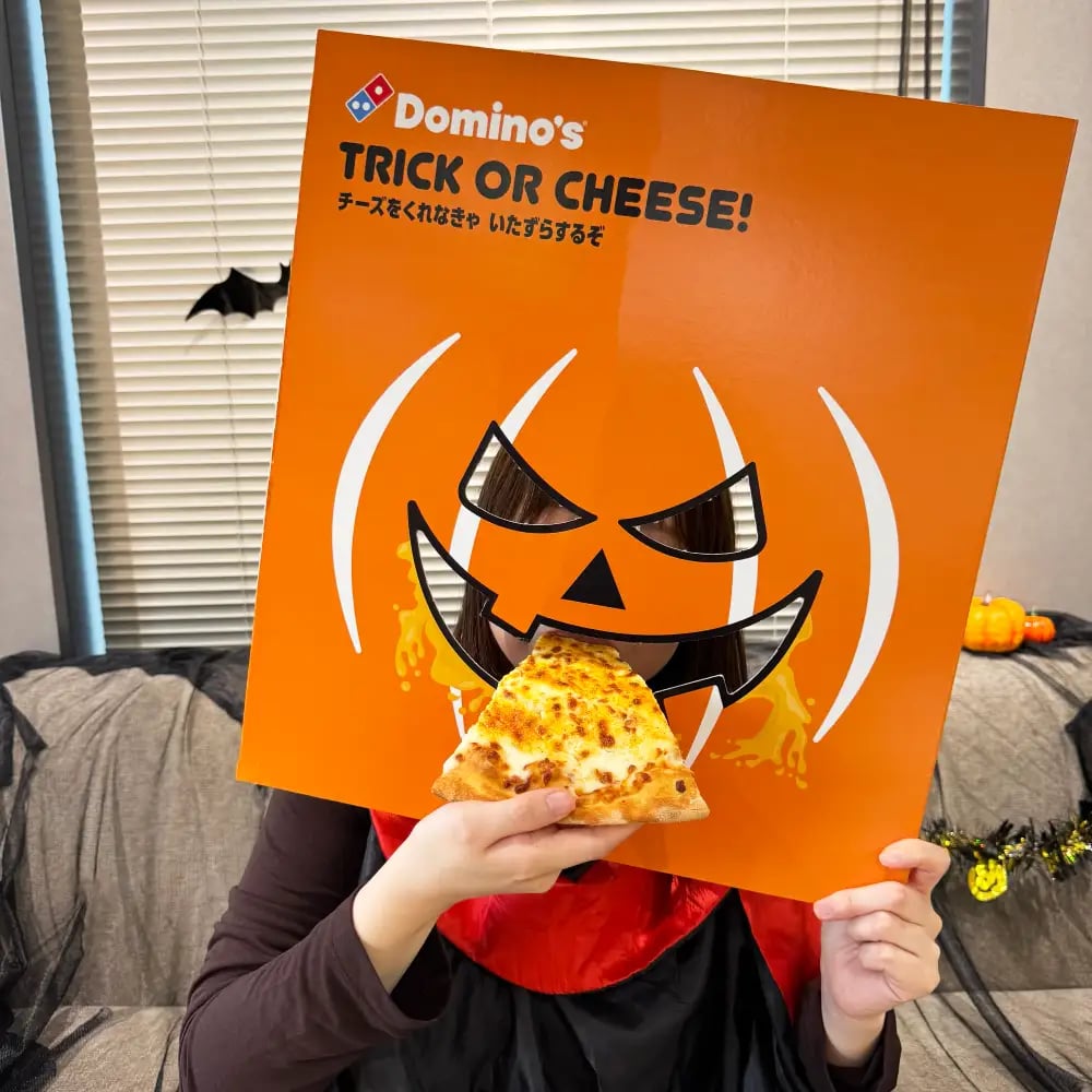 During the period from October 26 (Mon) to November 3 (Tue, holiday), we will deliver Halloween-themed 'Halloween Box' for the XL sizes of 'Almost 1kg Ultra Cheese,' 'Almost 1kg Spicy Ultra Cheese,' 'New York Style Pepperoni Lover,' and 'New York Style Cheese Lover.' The box features a design with removable eye, nose, and mouth parts along the perforations. After eating, detach the top of the sleeve and place it on your face to transform into a 'monster'! Enjoy a fun Halloween party with giant pizzas and side dishes, take photos with the face mask, and make the most of the celebration. The surprise opening, satisfying taste, and monster transformation make this a visually impactful and filling experience. This Halloween, enjoy 'mega-sized' pizzas and sides full of fun!