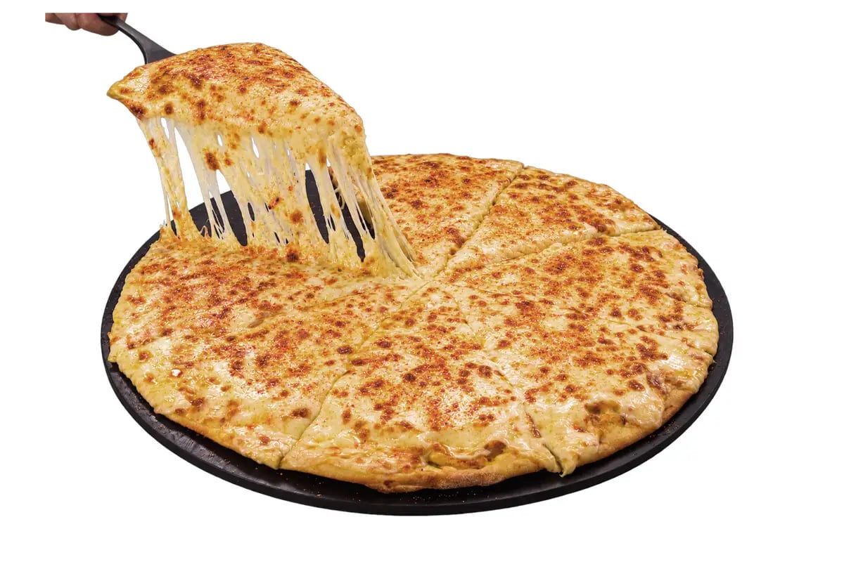 A generous layer of chili garlic powder is sprinkled all over the cheese, adding a spicy and fragrant kick to the rich, mellow cheese. The flavor is bold but not overwhelming, and as you eat, you'll find yourself reaching for another slice—an addictive, lingering deliciousness. <Delivery> M ¥3,290 (tax included) / L ¥3,990 (tax included) / XL ¥4,999 (tax included) <Takeout> M ¥2,303 (tax included) / L ¥2,793 (tax included) / XL ¥3,499 (tax included)