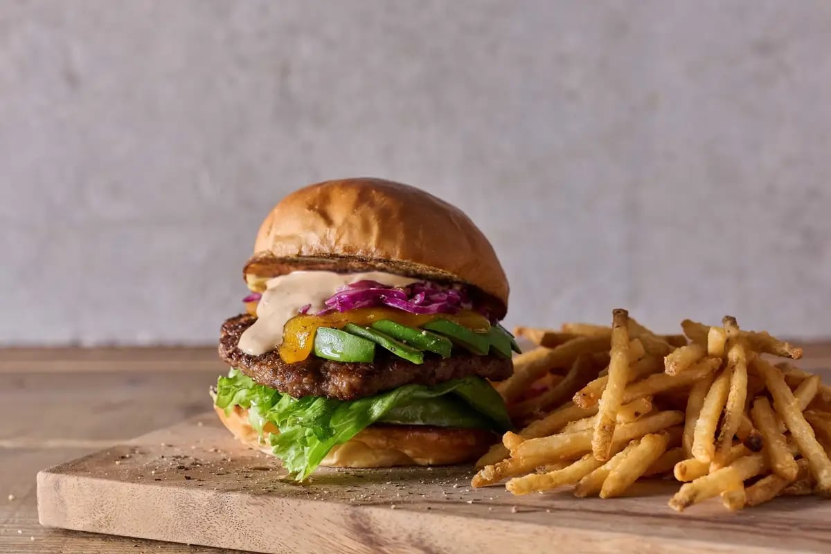 What is J.S. BURGERS CAFE? J.S. BURGERS CAFE opened its first shop in 2000 and celebrated its 20th anniversary in 2020. It is an American-style hamburger shop whose concept is the most approachable gourmet burger condensed with dedication and trends. They offer 100% American beef patties cooked to order, and a lineup of distinctive gourmet burgers that incorporate ingredients unique to Japan.