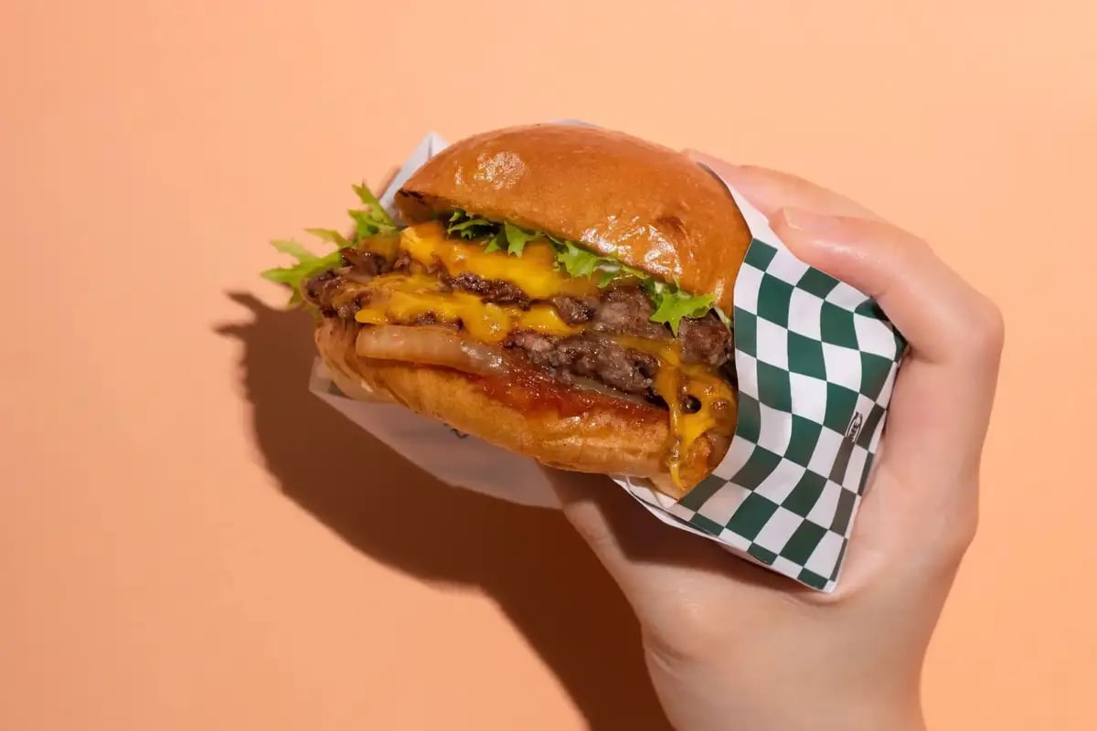 What is J.S. BURGERS Jr.? J.S. BURGERS Jr. is a smash burger specialty shop that brings high-quality, carefully prepared gourmet burgers to a more accessible level under the concept 'Everything is just right.' They are committed to safe, reliable ingredients, and their house-made sauces, crafted using every last scrap, are rich in the nutrients from vegetables, aiming to create a complete-meal burger that is gentle on the body and suitable for daily consumption.