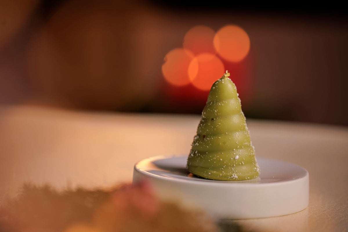 The colors of the Christmas tree and the subtle sparkle of gold leaf instantly make the atmosphere festive. This delicate dessert combines pistachio butter cream, strawberries, and pistachio dacquoise. It is enveloped in the fresh tartness of strawberries, the rich flavor and nutty aftertaste of pistachios.
