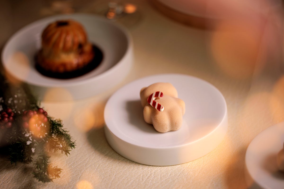 A teddy bear-shaped sweet dressed in a Christmas theme. Inside, it features a tart made with tartan apples, infused with warm cinnamon and star anise aromas, wrapped in apple puree. Enjoy a fresh yet rich and refined flavor.
