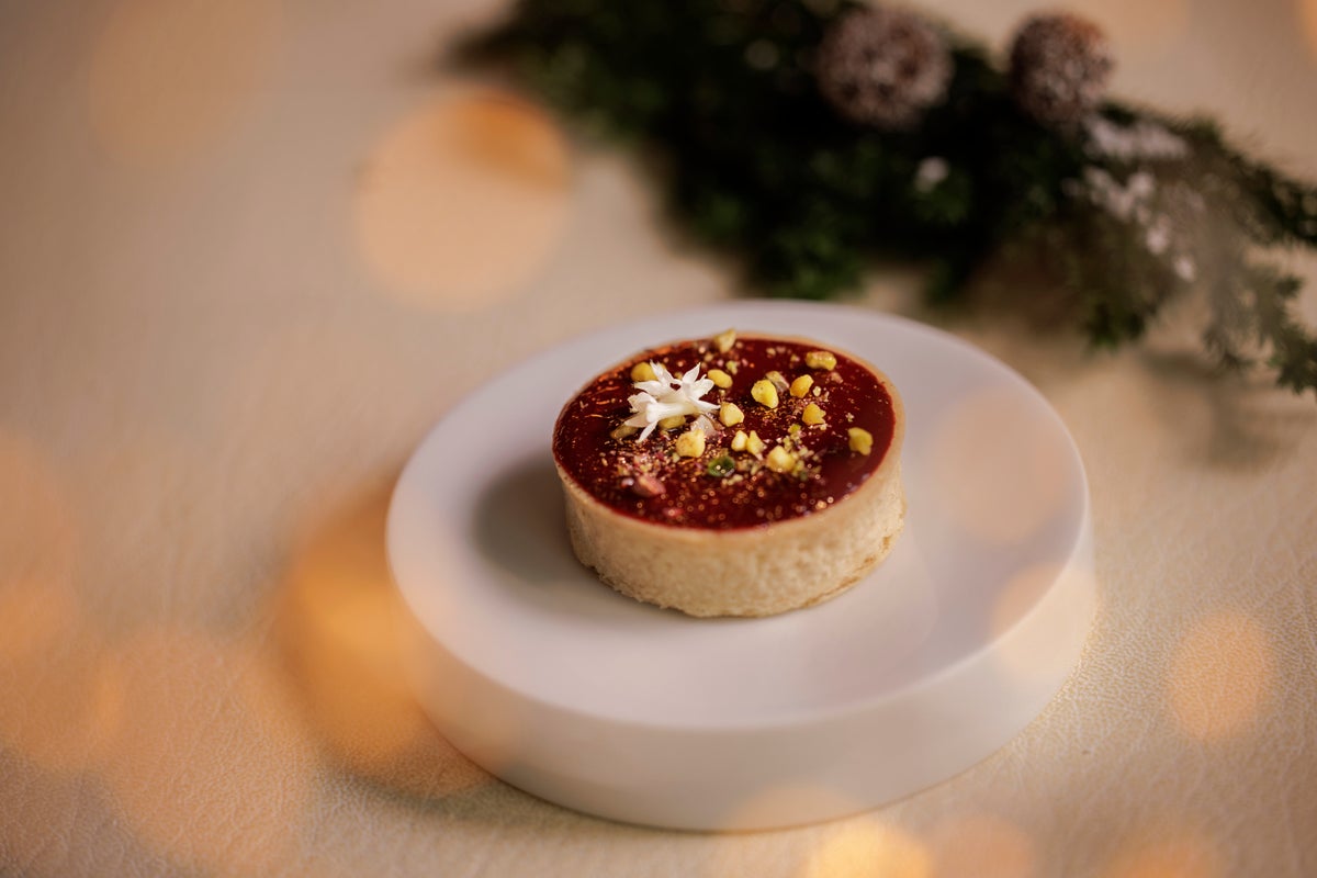 A dish that adds a festive touch with the rich flavor of foie gras, layered with spices like cinnamon and cardamom in pain d'épices and honey cream. The sweet and sour cherry puree and the fragrant pistachios provide accents, creating a deep flavor suitable for winter celebrations.