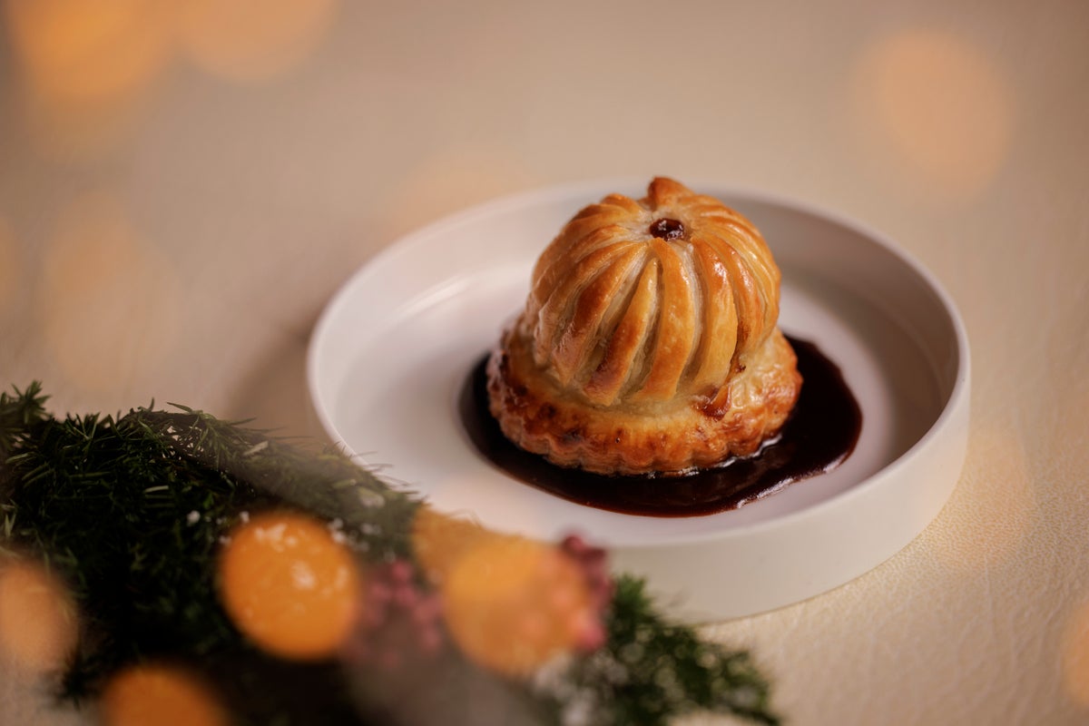 We offer a classic French Christmas dish: a beef Wellington. It is slow-cooked with aromatic vegetables like celery and onions to lock in flavor. Accompanied by a rich red wine sauce, it offers the hearty aroma and depth of French cuisine, perfect for Christmas.