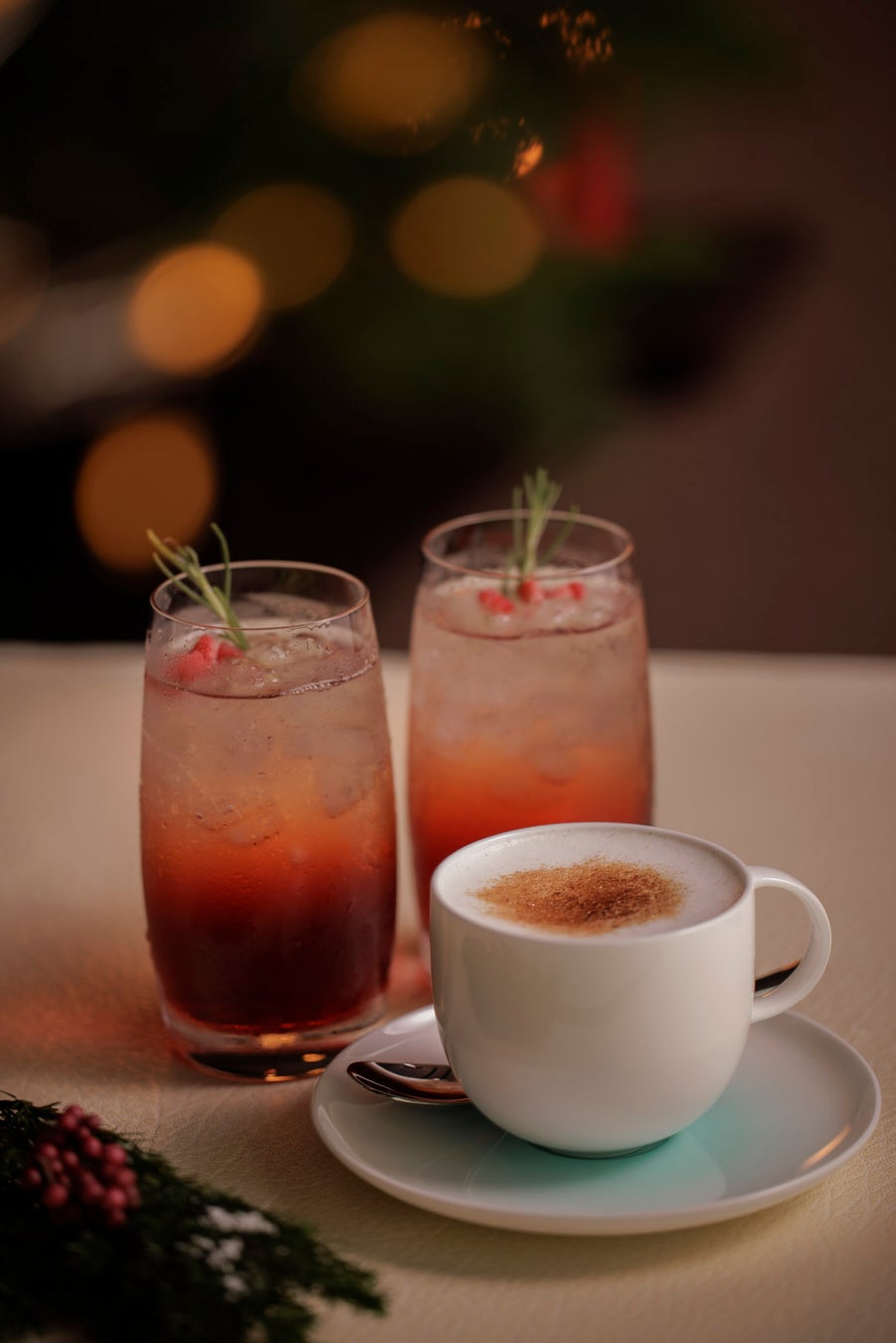 Scarlet Berry (Earl Grey, bergamot, strawberry puree, lemon juice) is a special holiday-themed tea mocktail. It features the fragrant aroma of bergamot, the juicy tartness of strawberries, and the crisp acidity of lemon. Refreshing and elegant, it offers a sophisticated taste.