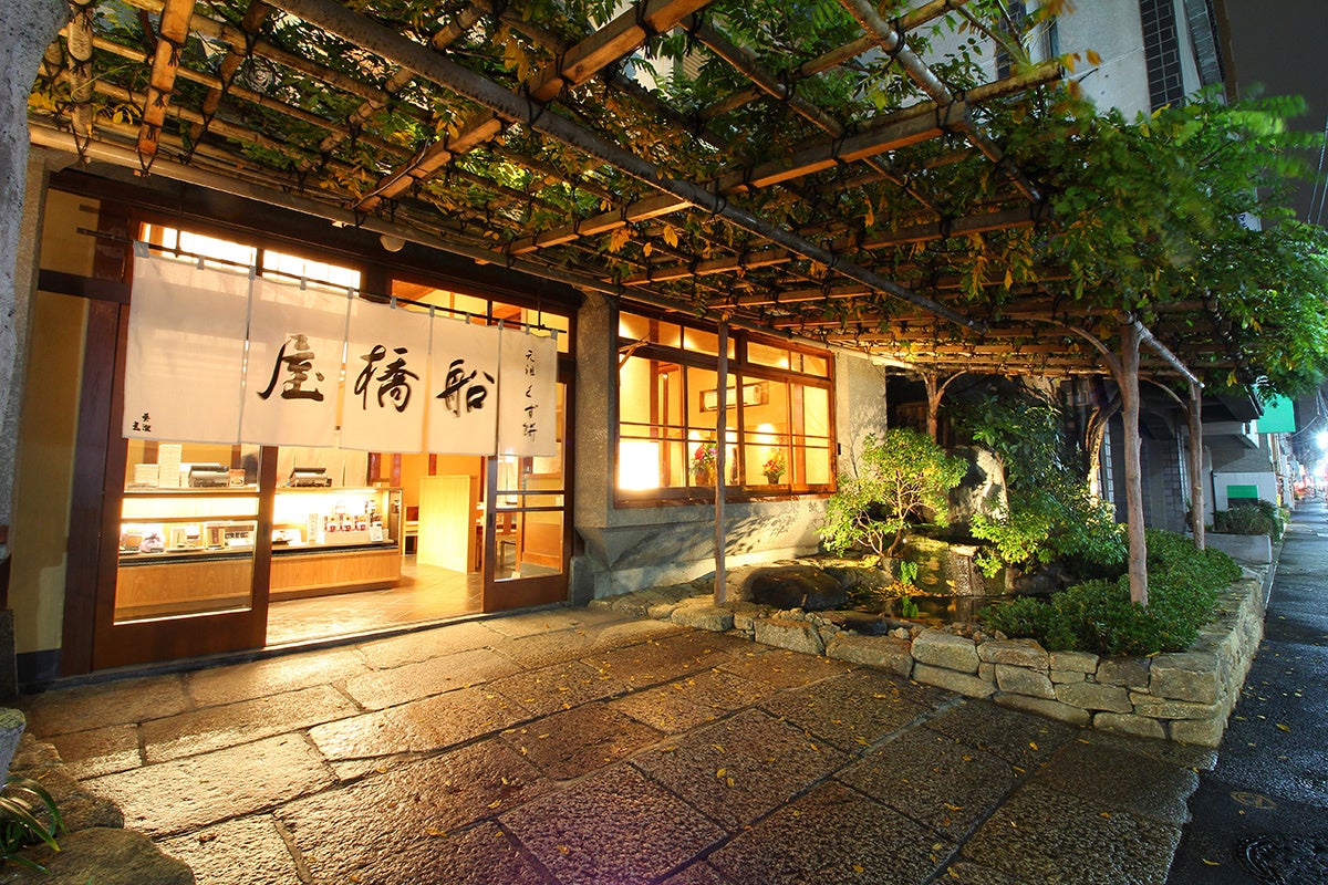 Founded in 1805 during the Edo period, Funabashiya is a Kanto-style kuzumochi shop celebrating its 221st anniversary in 2026. Funabashiya's kuzumochi is made by fermenting wheat starch with lactic acid bacteria for 450 days and steaming it, making it a rare fermented food among Japanese sweets. The long fermentation process gives it a unique texture and elasticity. Additionally, driven by a desire to deliver natural ingredients directly to customers, they continue to adhere to a preservative-free, natural method of production. As a traditional Japanese sweet that is fermented and free of preservatives, it is gaining attention among health-conscious consumers.