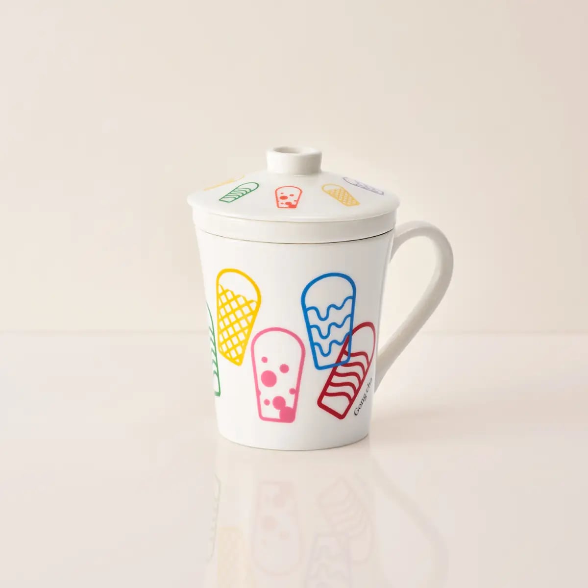 Jingdezhen Porcelain Mug with Built-in Tea Strainer. From China’s renowned Jingdezhen, this high-quality mug lets you brew and drink in one cup—no teapot needed. The bright, pop design adds Gong Cha flair to your home tea time. Brew your favorite tea and enjoy a cheerful moment. Size: opening 85 mm × height 90 mm; Capacity: 200 ml; Material: porcelain. Approximately ¥6,000 (tax included).