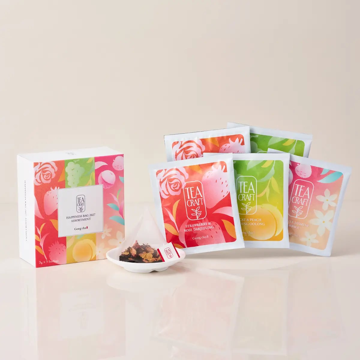 TEACRAFT Tea Bag Assortment (5 sachets). A luxurious blend of seasonal fruits and flowers with high-quality tea leaves, conveniently packaged as tea bags for home use. The Lychee-scented Jasmine is Happiness Bag exclusive. Includes: Strawberry & Rose Darjeeling (2 sachets); Muscat & Peach Jasmine Oolong (2 sachets); Lychee-scented Jasmine (Happiness Bag exclusive) (1 sachet). Approximately ¥6,000 (tax included).