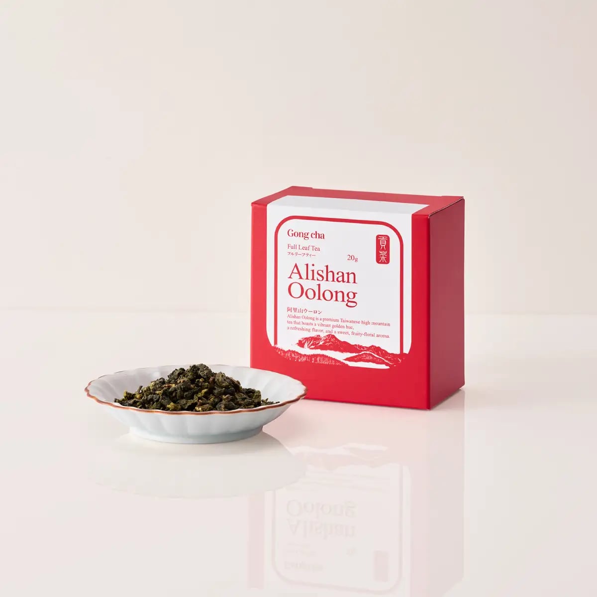 Alishan Oolong Tea Leaves (5–6 cups). A premium Taiwanese tea known for its clean taste and fragrant aroma. When used with the included tea strainer mug, you can brew authentic tea at home easily. Enjoy the rich aroma as you pour hot water. Approximately ¥6,000 (tax included).