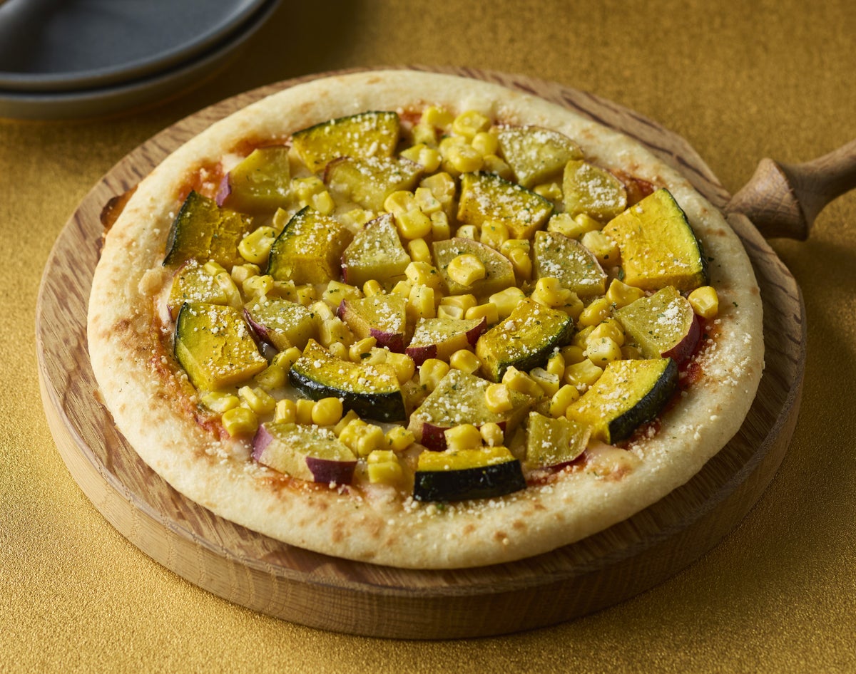 Marushe Kitayama: Autumn Harvest Golden Pizza (1 slice) ¥1,581 (tax included). Limited to 200 servings during the period. Features sweet potatoes, pumpkin, and corn—autumn's flavors—complemented by sweet corn cream and tangy tomato sauce.