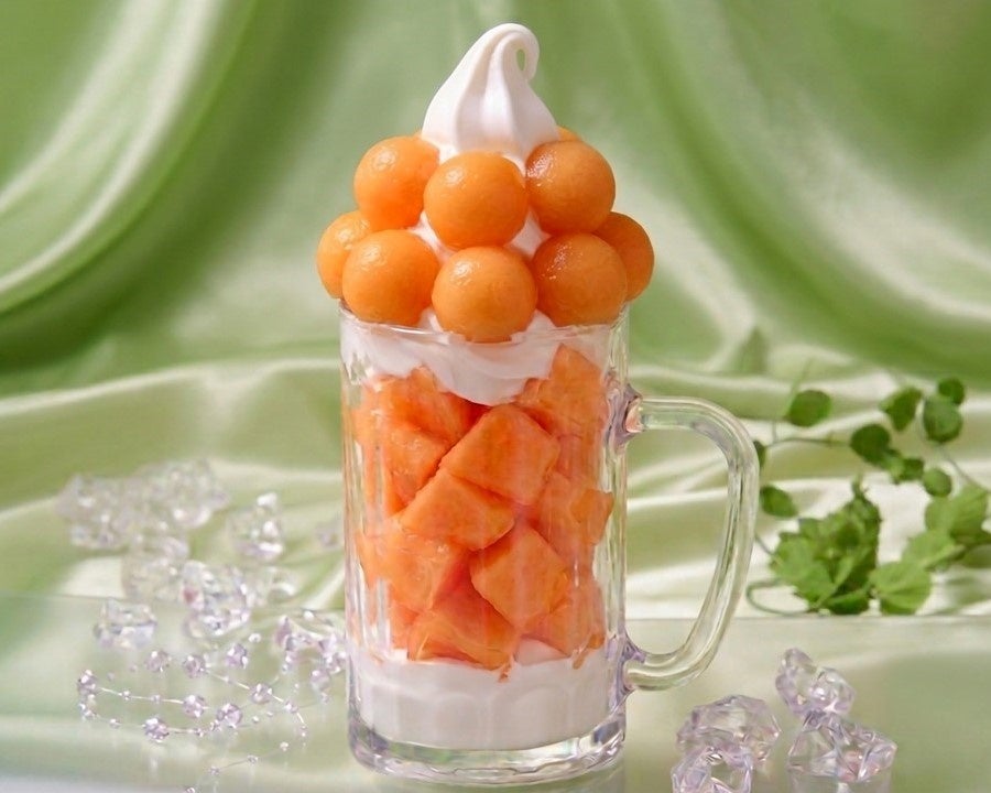Yao Kyu: Waya-style Fresh Melon Parfait (1 piece) ¥2,200 (tax included). Limited to 20 servings daily. A generous serving of about one whole red-flesh melon from Hokkaido, topped with plenty of soft serve ice cream.