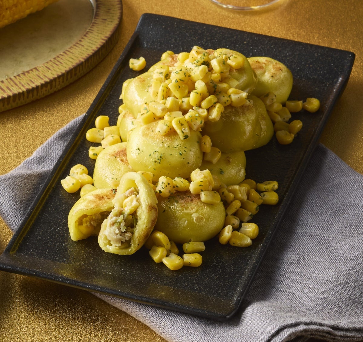 Gyoza Sai: Butter Soy Sauce Corn Gyoza (6 pieces) ¥972 (tax included). Made with dough kneaded with corn and topped with Hokkaido corn, butter, and soy sauce—corn-filled gyoza for corn lovers.