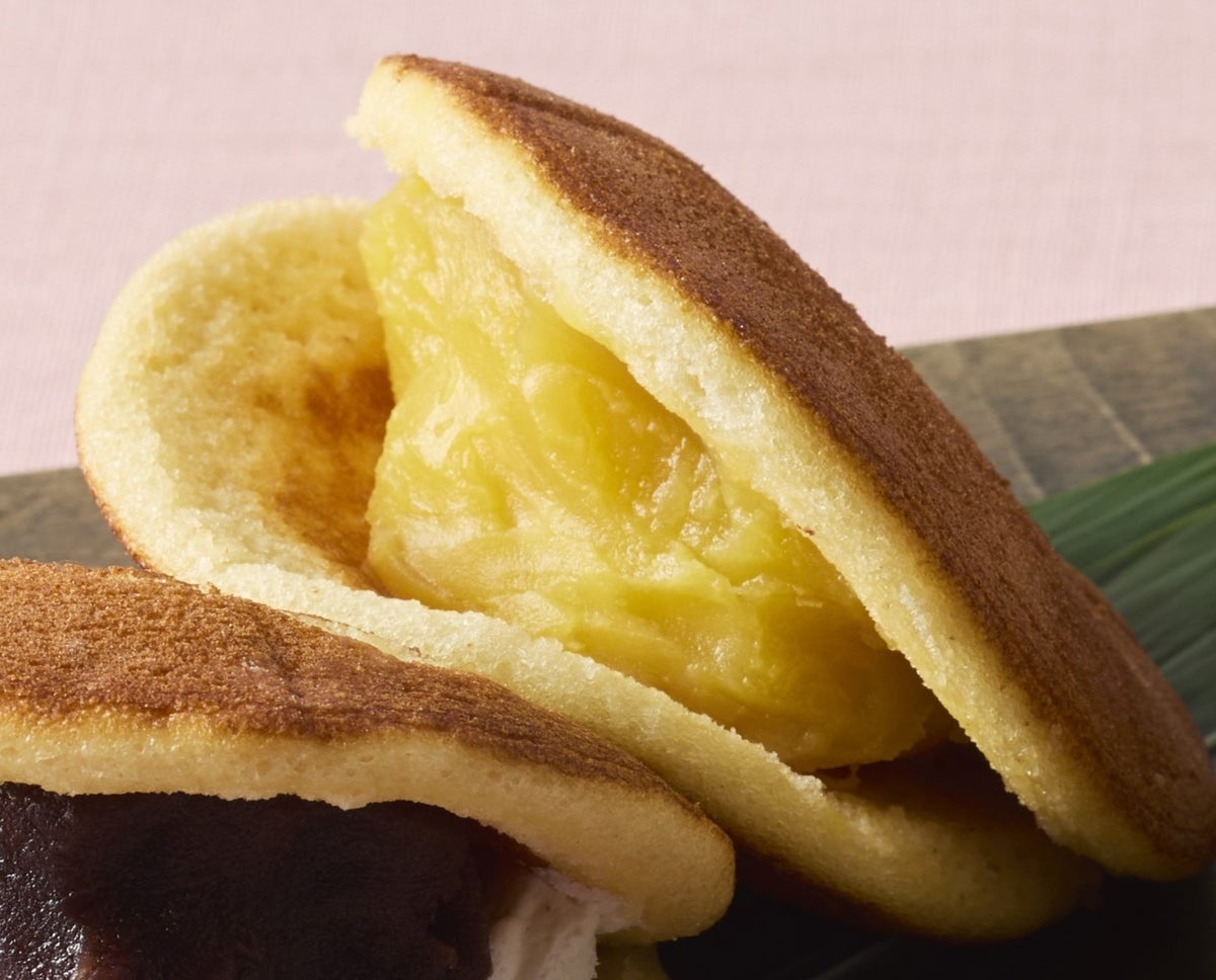 Ganso Otaru Raijo Shinko: Chestnut Anko Dorayaki (1 piece) ¥381 (tax included). Fluffy dough enveloping chestnuts and sweet bean paste, crafted by a long-established Japanese confectionery.