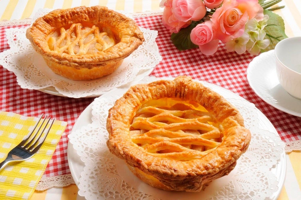 Ousama no Kobo: Apple Pie (diameter 13cm) ¥1,398 (tax included). Made by Olympic ski jump gold medalist Kazuki Funaki, with live demonstrations daily. Size is approximate.