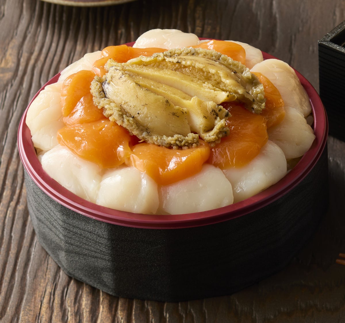 Wanya: Red & White Scallop Festival with Abalone (per person) ¥3,132 (tax included). An indulgent bento with fresh scallops layered with abalone, perfect for shellfish lovers.