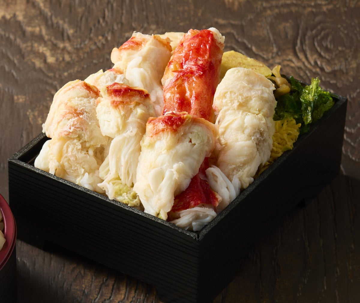 Hokkai Kobo: Generous King Crab Zukushi (per person) ¥3,564 (tax included). Loaded with king crab leg meat and shoulder meat, offering a satisfying meal.