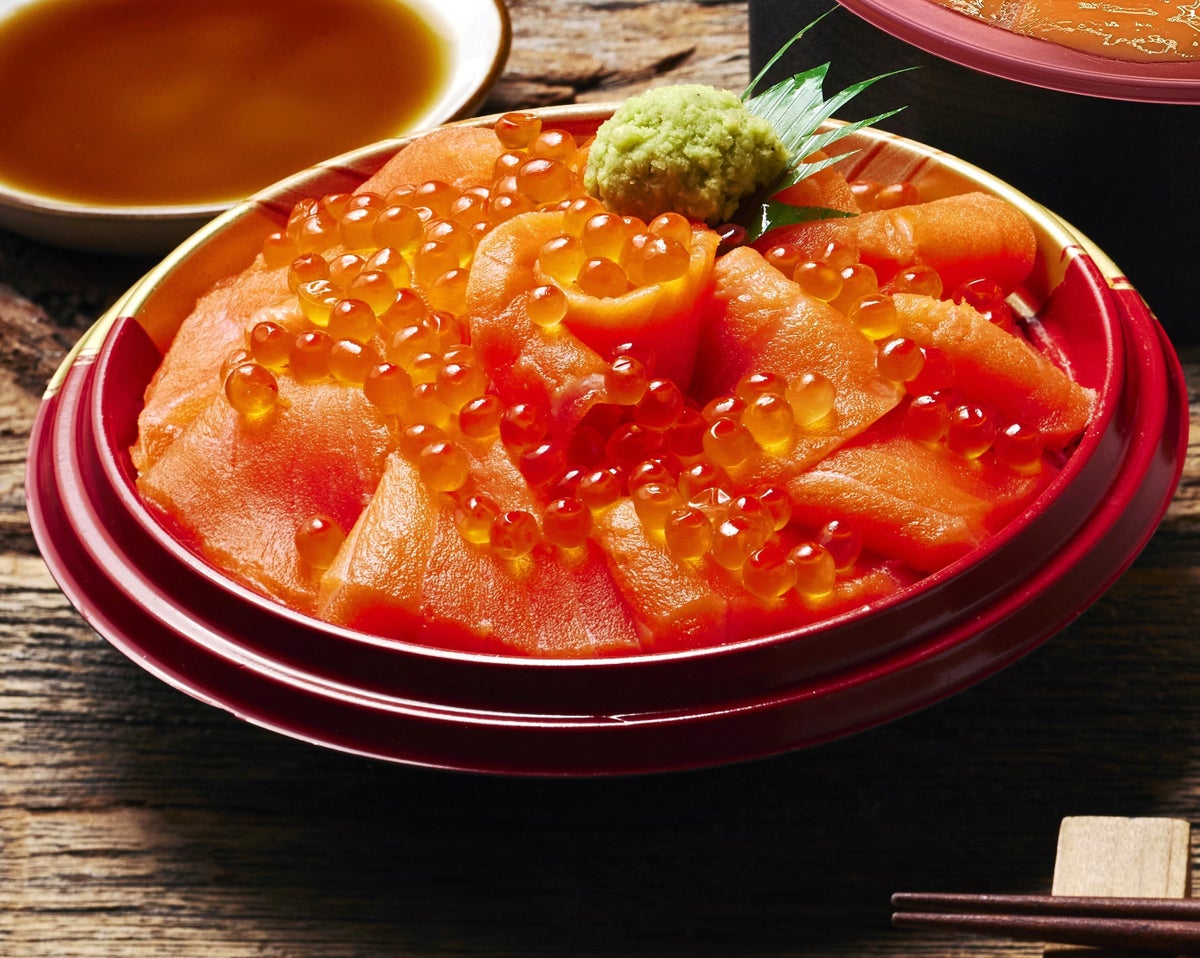 Zako Tei: Waya-style Salmon Don (per person) ¥2,700 (tax included). Salmon and salmon roe generously layered over rice, a classic salmon oyakodon.