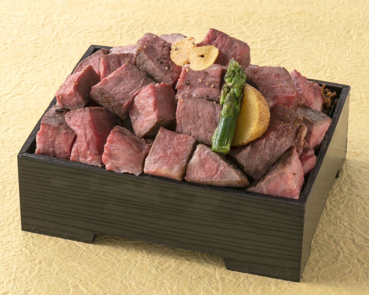 Hakken-en: Top Farm's Love-Fed Saroma Wagyu & Saroma Kuroge Beef Steak Bowl (per person) ¥3,240 (tax included). Enjoy 250g of premium Saroma Wagyu's rich fat and flavorful Saroma Kuroge beef.