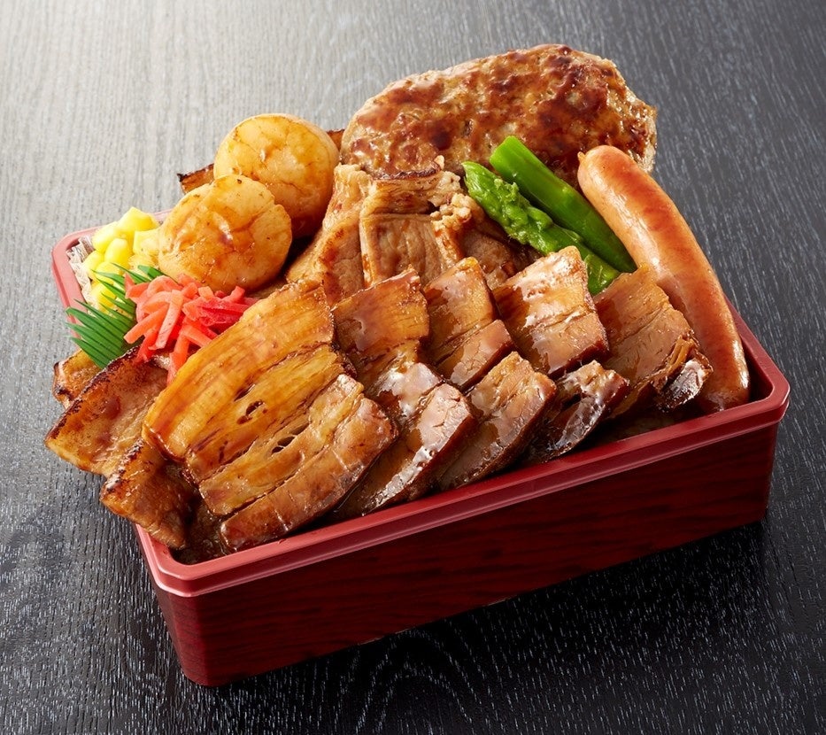 Fukufuku: Grilled Tokachi Pork, Hamburger, Melting Kakuni, and Local Shellfish Bowl (per person) ¥2,808 (tax included). A volume-packed bento with grilled pork, hamburger, kakuni, and shellfish.