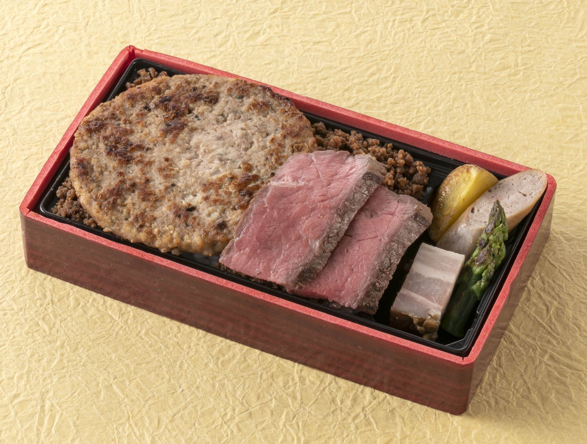 Hakken-en: Saroma Kuroge Beef Sirloin Steak & Meat Shop's Hamburger (live demonstration).