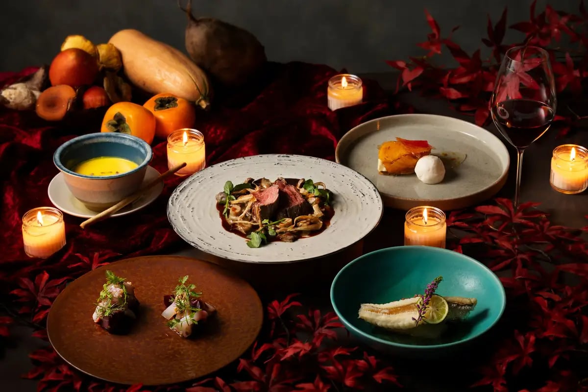 The RED GARDEN special course expresses the changing colors of autumn leaves gradually turning red.