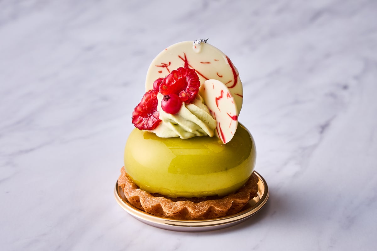 Wrapped inside a luscious green Italian pistachio mousse are tangy raspberry jelly and fruit-filled bavarois. The rich flavor of pistachio and the refreshing berries fill your mouth.