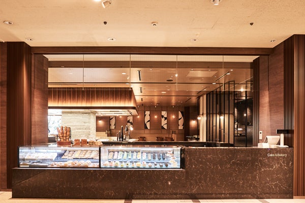 First Floor 'Cake & Bakery Shop' offers new creations each season by our chef. We have a variety of cakes including Suica Penguin Cake and seasonal fruit cakes. We also offer hotel-made gift items like premium Pain de Mie made from our original blend of wheat, along with baked goods and cookies.