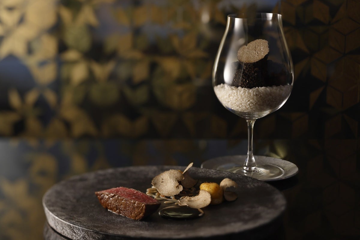 The Christmas course at innovative Kyoto French restaurant Toki features dishes like lobster gently cooked in butter with aromatic flavors, served with rich American sauce and burnt butter potato purée, and topped with luxurious black truffle sauce. It also includes domestic Wagyu fillet with sweet potato gnocchi, creating a dramatic and special night for guests. The course is priced at ¥22,000 (tax included).