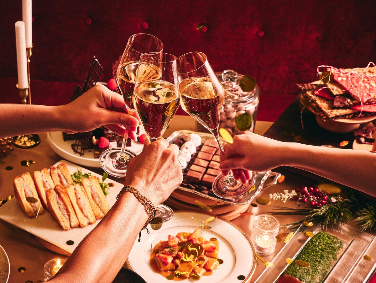 At Nineteen Eighty Lounge & Bar, enjoy a luxurious free flow with a chandelier-lit atrium and access to the live kitchen at Crossroads Kitchen next door from 10 PM as part of a special countdown plan. Experience gourmet dining in an open lounge space.