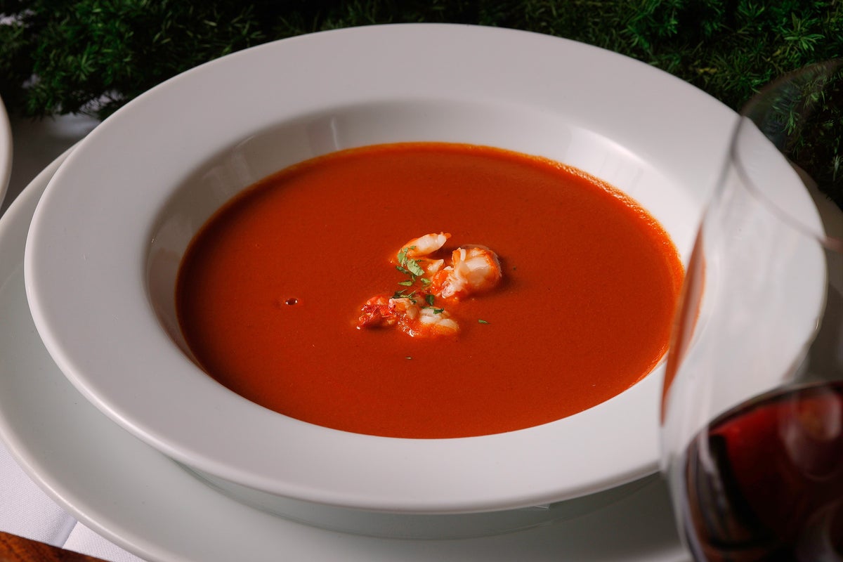 Lobster Bisque: A rich and aromatic bisque with concentrated lobster flavor. Its luxurious taste and smooth texture make it a highlight in the middle of the course.