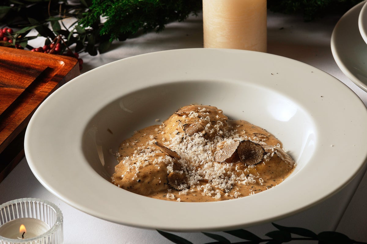 Black Truffle Ravioli: Rich ravioli with an indulgent aroma of black truffles. The creamy sauce combined with the deep flavor of black truffles creates an impressive dish for the Christmas course.