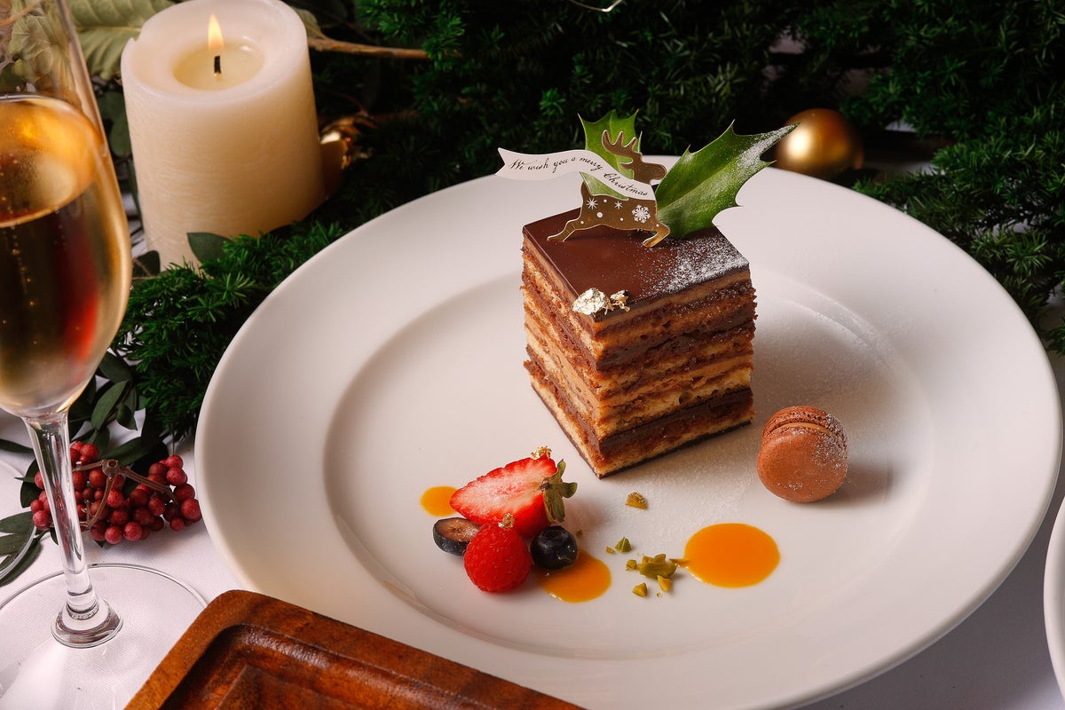 Christmas Opera: A special dessert to beautifully conclude your Christmas celebration. Featuring layers of chocolate and coffee, it’s a perfect after-dinner treat to enjoy the lingering flavors.
