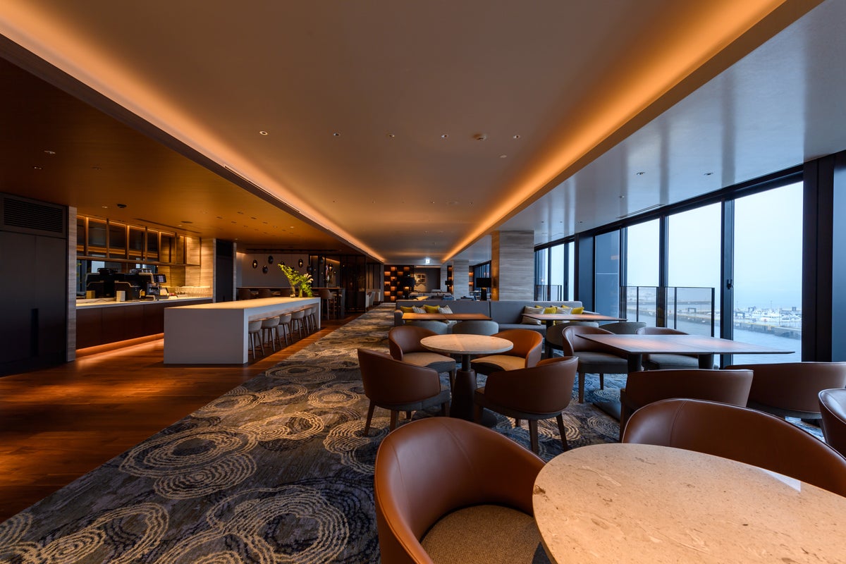 At the InterContinental Club Lounge, enjoy smooth check-in and check-out at the dedicated reception, along with attentive services for a more comfortable stay. Savor the changing scenery from breakfast to twilight through large windows with a cocktail in hand. You can also view the Yokohama Red Brick Warehouse event venue from the windows.